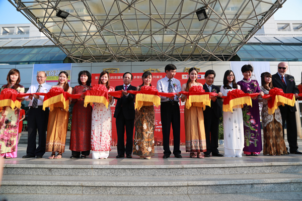 出席开幕式的领导嘉宾为艺术展剪彩（本文配图除署名外均由大学生通讯社李俊霖摄）