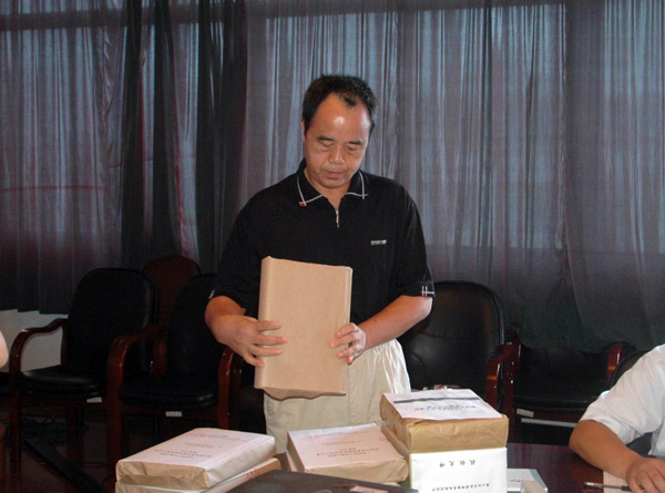 雁山校区建设工程监审小组检查竞标方案的密封性和完整性。