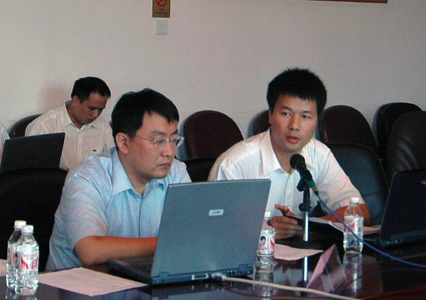 竞标单位代表介绍设计方案。