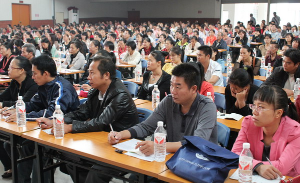 接受培训的老师们在认真听课