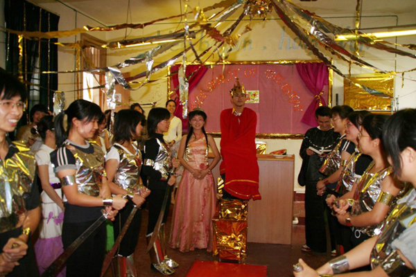 丰富多彩的class show。（此照片由外国语学院 唐文红 周海琦 摄）