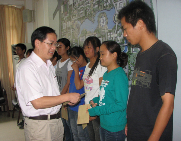 校党委副书记唐仁郭向受灾地区新生发放临时生活补助