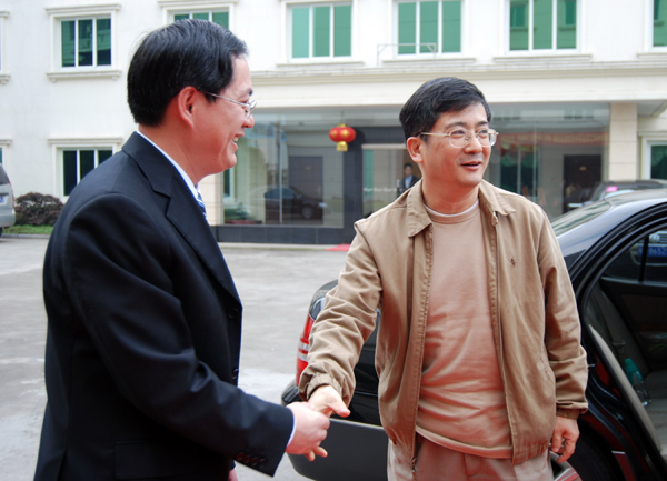 赵炬明教授（右一）抵达宾馆。
