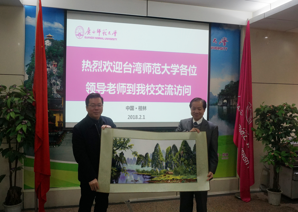 双方互赠礼物88.jpg
