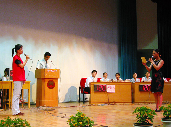 中文系代表队的队员正在进行快速答题比赛。