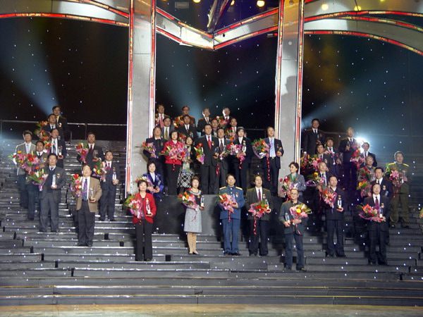 先进出版人奖向观众示意。