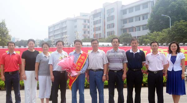 罗星凯教授与前来迎接的钟瑞添副校长及各相关部门负责人合影留念。