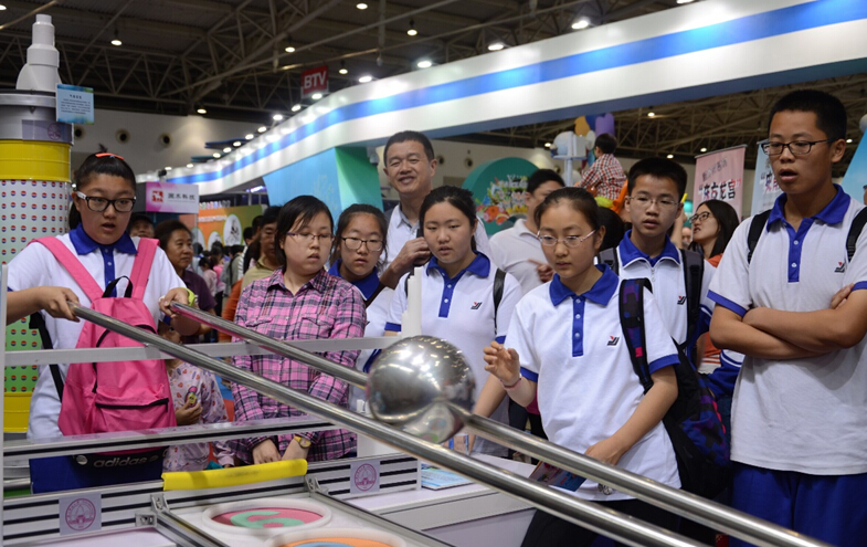 即使是展览最后一天，“巧控钢球”展位依然火爆（韦显交 陈泰师　摄影）