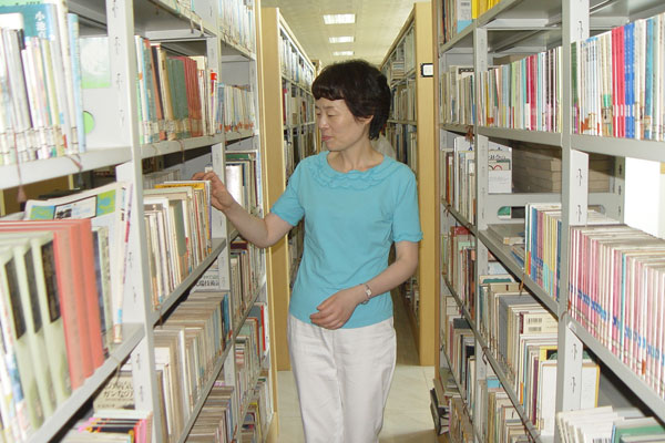 日本科学协会负责人顾文君室长查看我校日文原版书库馆藏图书