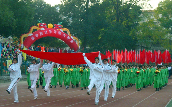 11月13日—15日，我校第35届田径运动会隆重举行。11月13日上午7：40在育才校区大田径场举行了隆重而简短的