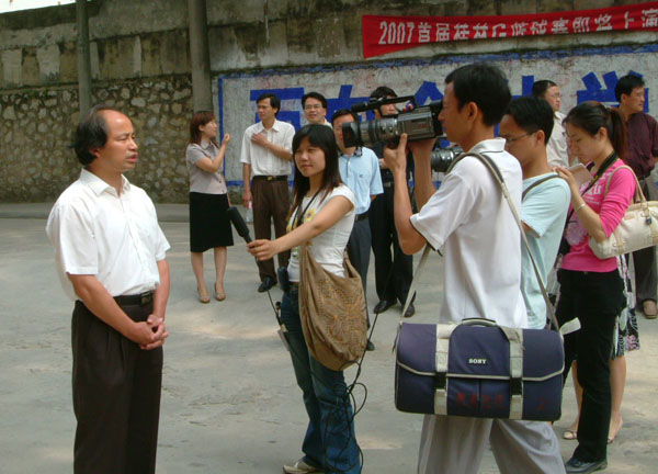 易忠副校长接受多家媒体采访