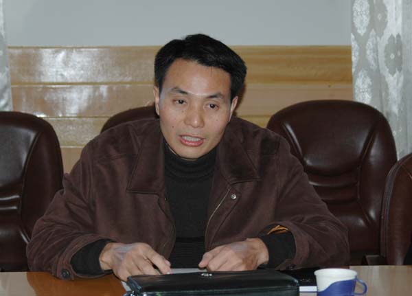 考察小组的代表在会上汇报考察情况