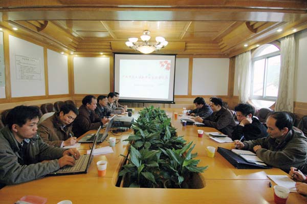 我校召开高中新课程改革考察经验交流会