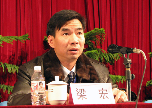 梁宏校长代表校党委、行政作了题为《齐心协力　真抓实干　全力以赴　为建设本科教学优秀大学而奋斗》的动员报告