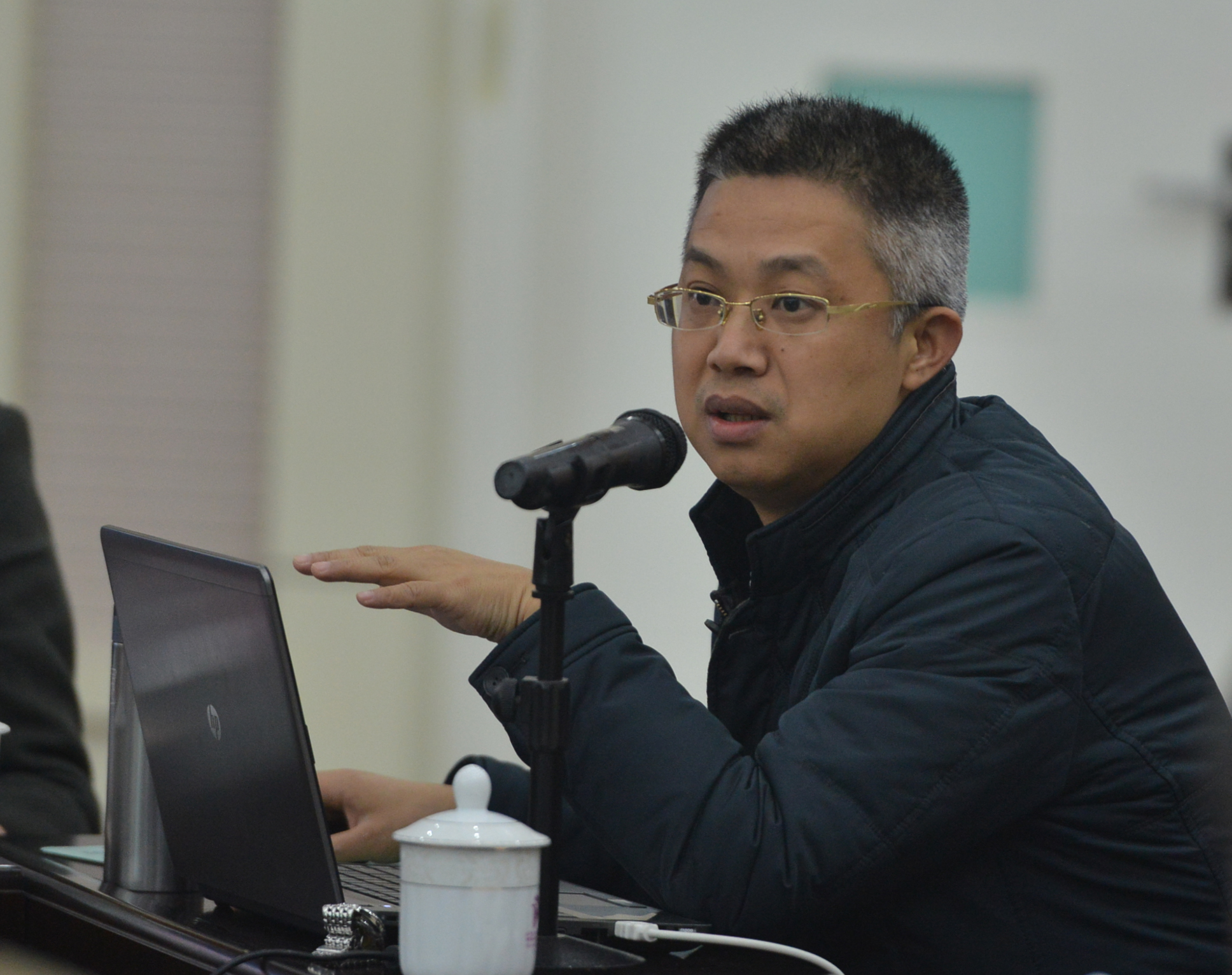 １马克思主义学院院长、博士生导师汤志华教授作党的十八届六中全会精神辅导报告。２１.jpg