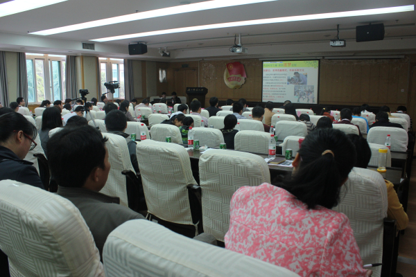 “五四”评优教师场展评会现场