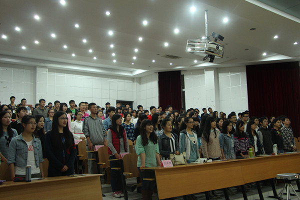 五四评优学生专场展评现场，大家齐唱团歌（雁山区）