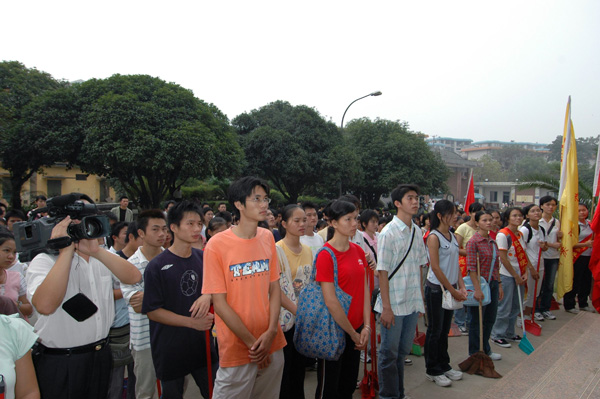 青年志愿者整装待发。