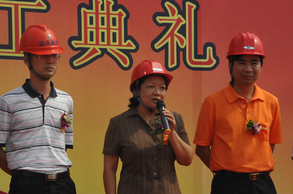 校党委书记王枬宣布工程开工