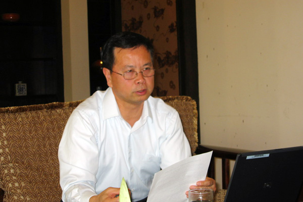 李翔教授在介绍项目情况。