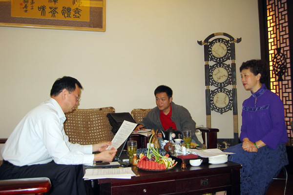 李翔教授就捐赠事宜与我校财务处、校友总会的负责人进行了洽谈。