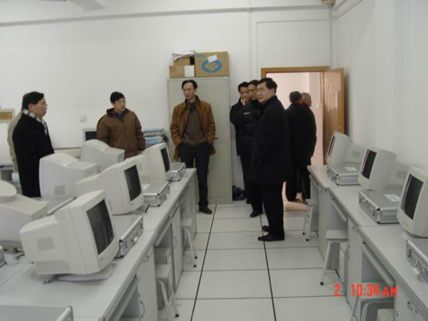 专家组考察有关教学设备。