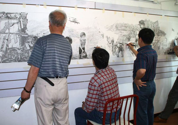 罗克中老师（中）在创作中。