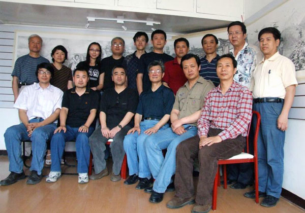 《2008，我们万众一心》创作集体在作品前合影（前排右一为罗克中老师）。