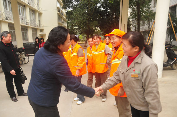 王枬书记与环卫班组女工亲切握手