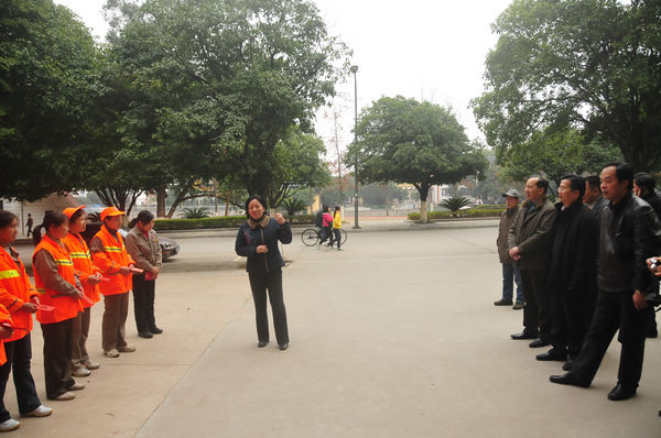 王枬书记代表学校向环卫巾帼的辛勤付出致谢