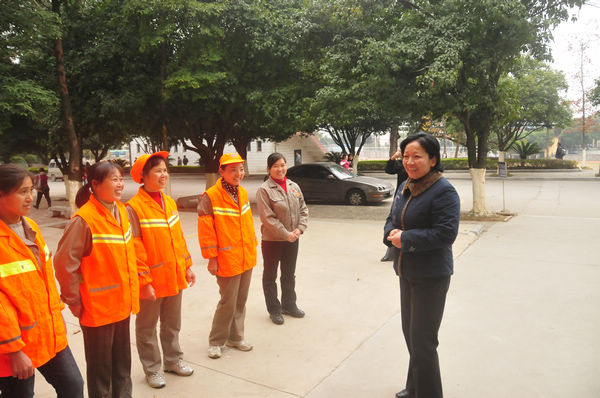 王枬书记与女工们亲切交谈