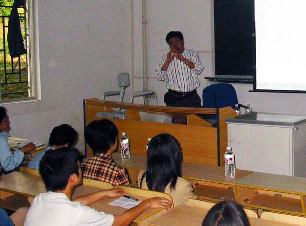 李光鹏博士正在给我校师生讲课。