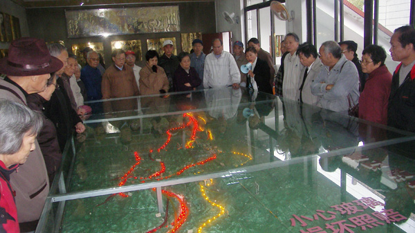 参观红军突破湘江战役纪念馆。