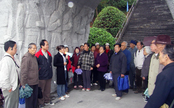 参观红军突破湘江战役纪念碑陵。