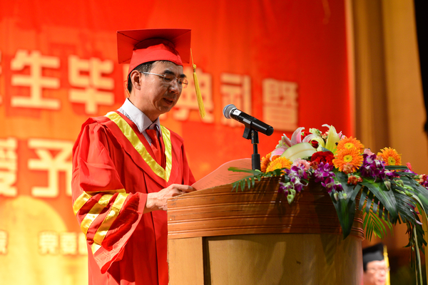 校长梁宏在毕业典礼上致辞（本文图片均由大学生通讯社 李俊霖 摄）