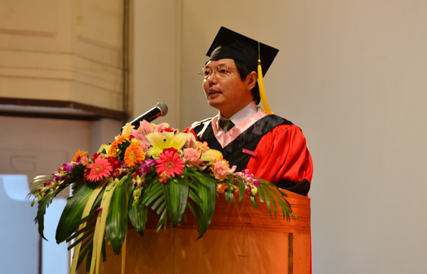 副校长李传起主持毕业典礼