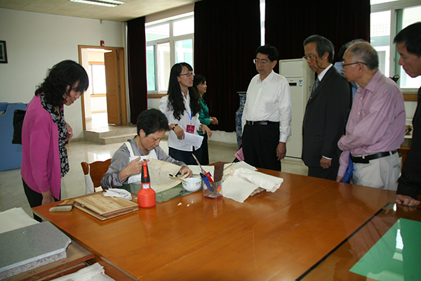 北美高校图书馆馆长专家与我馆古籍修复人员深入交流