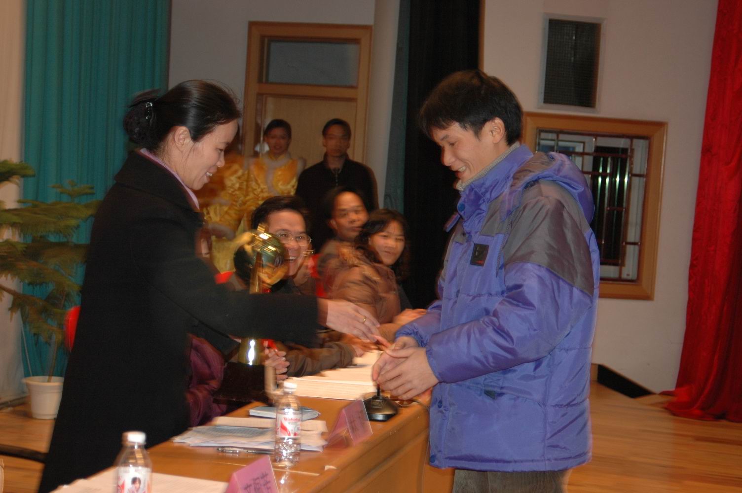 林娜副书记向文旅学院的代表颁发创新杯。