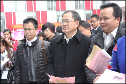 评委老师在认真听选手讲解作品