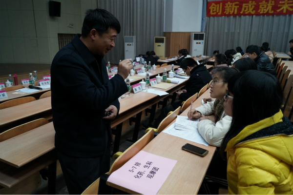 老师与学生进行学术交流（育才校区）