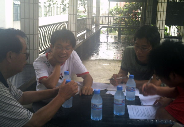 河池原巴马民族师范学校校长、特级教师罗优龙校友在接受访谈。