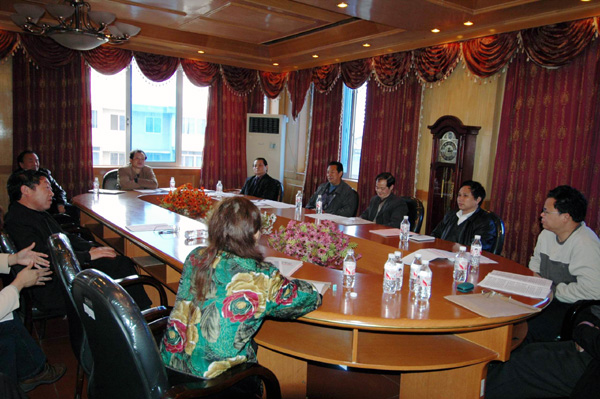 分组讨论校长工作报告。