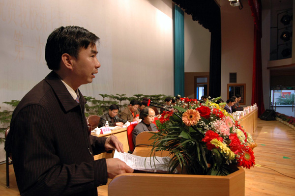 梁宏做校长工作报告。