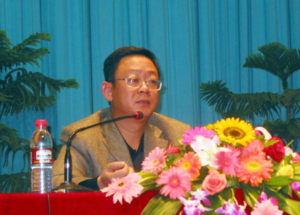 林忠老师在做报告。