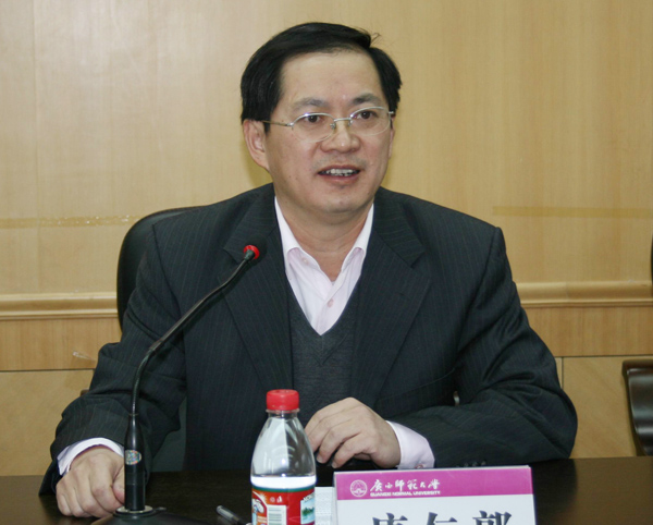 唐仁郭副书记在开班仪式上讲话。