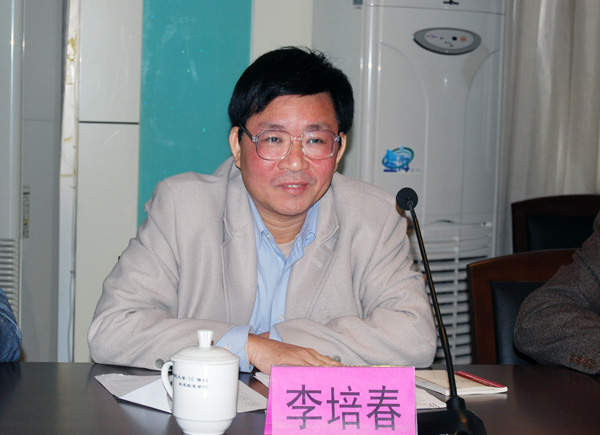 广西中医学院副院长李培春发言。