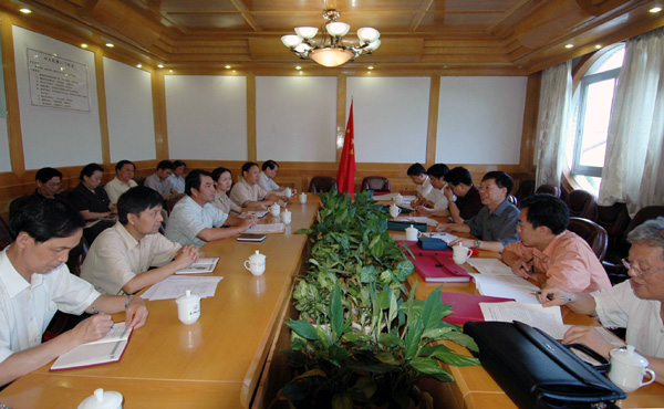 自治区高校工委先进性教育活动督导组听取了我校的汇报会。