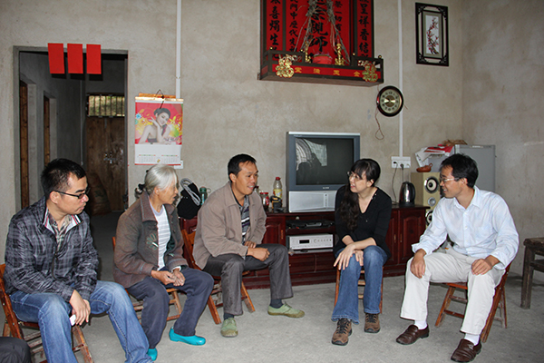 在古板村进行家访