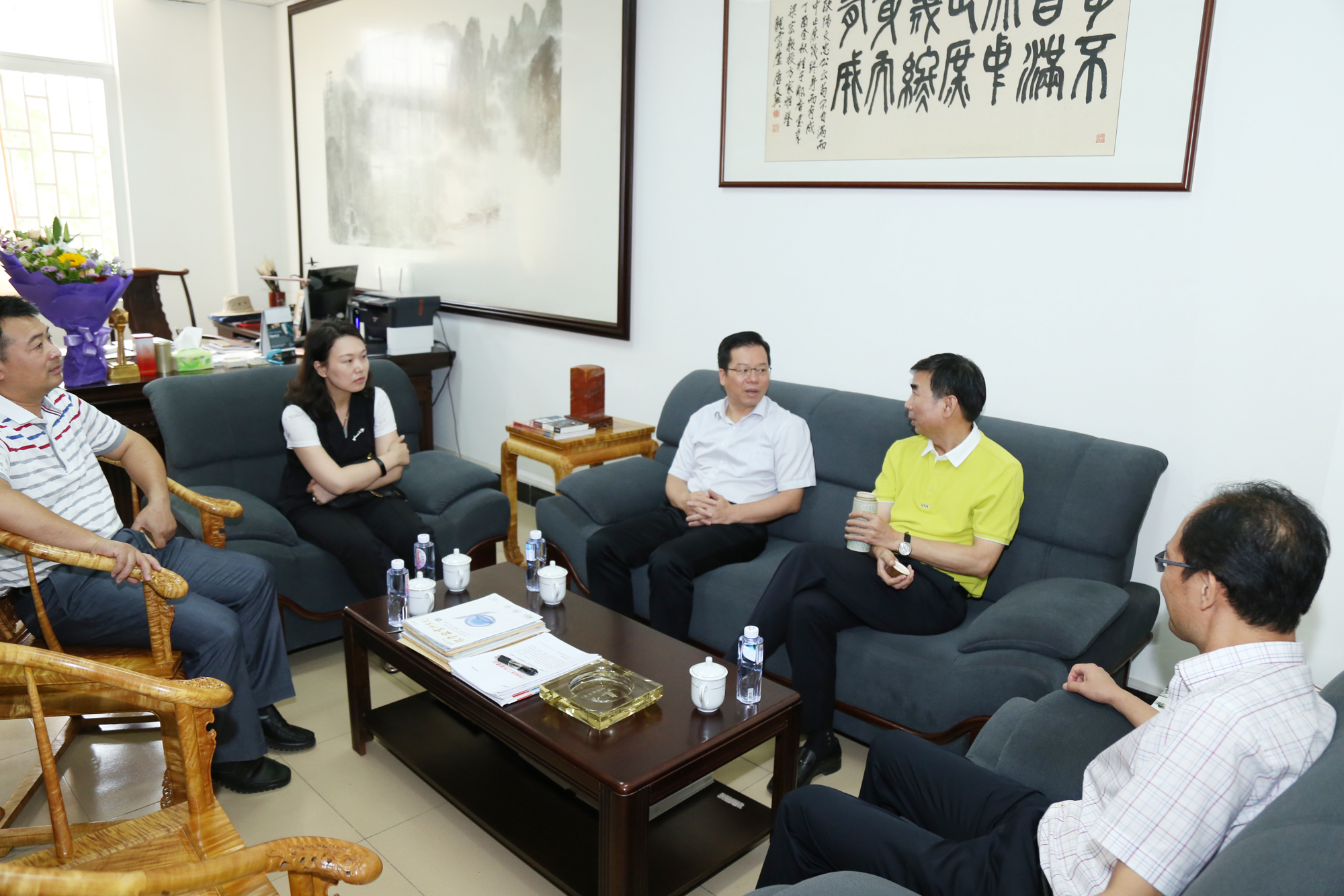 贺校长与梁宏教授座谈交流9.jpg