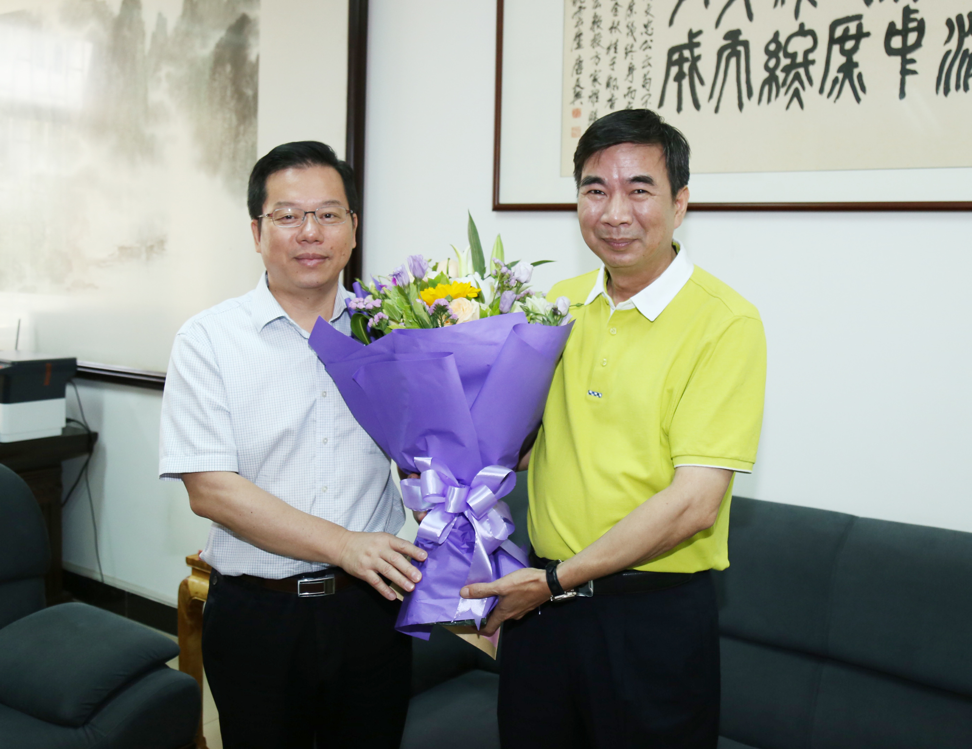 贺祖斌校长慰问梁宏教授9.jpg